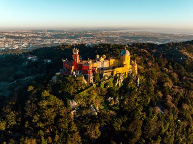 Portekiz, Sintra 'daki Pena Ulusal Sarayı ve Park' ın insansız hava aracı görüntüsü