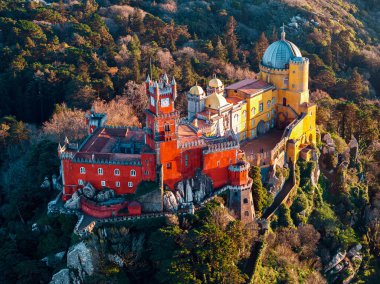 Portekiz, Sintra 'daki Pena Ulusal Sarayı ve Park' ın insansız hava aracı görüntüsü