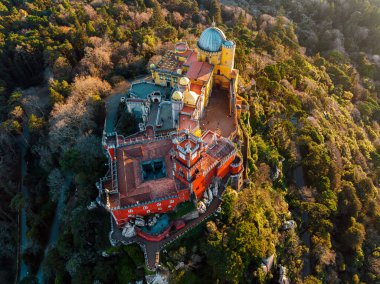 Portekiz, Sintra 'daki Pena Ulusal Sarayı ve Park' ın insansız hava aracı görüntüsü