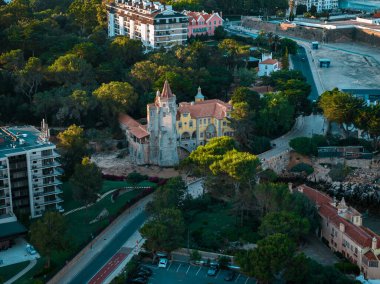 Portekiz 'de gün batımında Cascais şehrinin hava aracı görüntüsü 