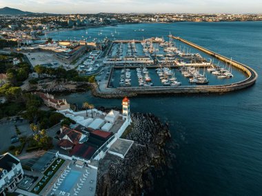 Portekiz 'de gün batımında Cascais şehrinin hava aracı görüntüsü 