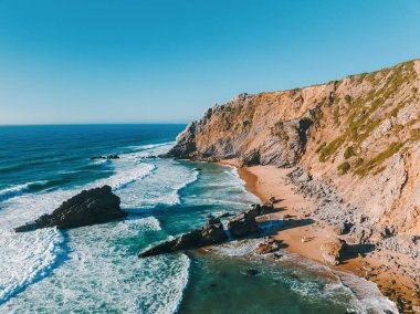 Cennet gibi kumlu Praia da Adraga (Adraga Sahili) için panoramik hava manzarası. Portekiz, Avrupa