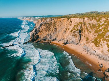 Cennet gibi kumlu Praia da Adraga (Adraga Sahili) için panoramik hava manzarası. Portekiz, Avrupa