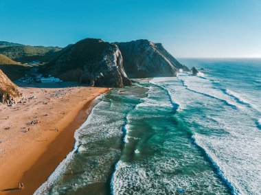 Cennet gibi kumlu Praia da Adraga (Adraga Sahili) için panoramik hava manzarası. Portekiz, Avrupa