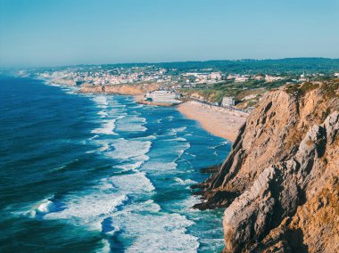 Cennet gibi kumlu Praia da Adraga (Adraga Sahili) için panoramik hava manzarası. Portekiz, Avrupa