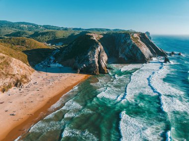 Cennet gibi kumlu Praia da Adraga (Adraga Sahili) için panoramik hava manzarası. Portekiz, Avrupa