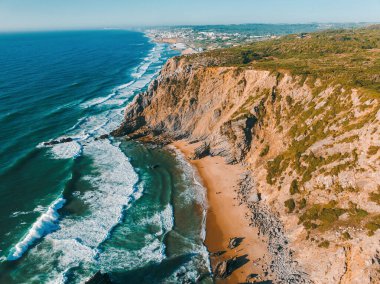 Cennet gibi kumlu Praia da Adraga (Adraga Sahili) için panoramik hava manzarası. Portekiz, Avrupa