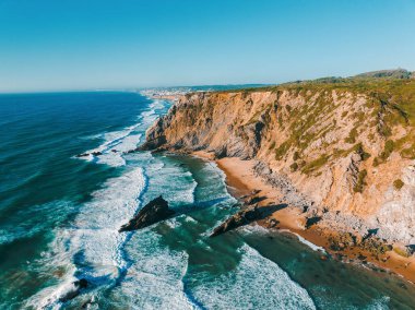 Cennet gibi kumlu Praia da Adraga (Adraga Sahili) için panoramik hava manzarası. Portekiz, Avrupa