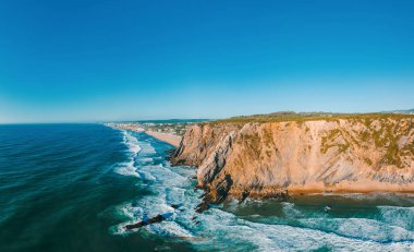 Cennet gibi kumlu Praia da Adraga (Adraga Sahili) için panoramik hava manzarası. Portekiz, Avrupa