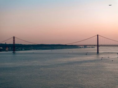 Susnet sırasında Lizbon şehrinin insansız hava aracı görüntüsü 