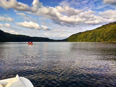 Göl ve dağlarla dolu güzel bir manzara.