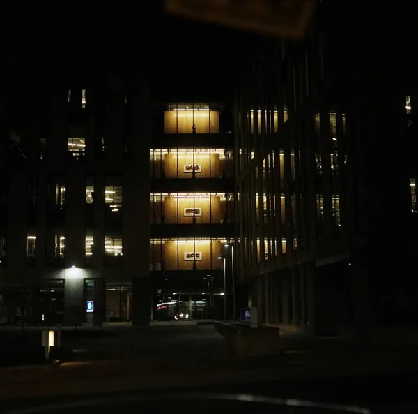 Noční Pohled Budovu Zapnutými Světly — Stock fotografie