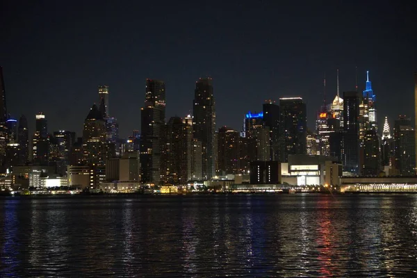 纽约城市的天际线在夜晚 — 图库照片