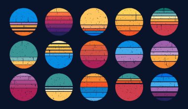 Soyut retro 80 'lerin günbatımı. Havalı okyanus çizgili günbatımı. Grunge rengarenk çember rozetleri. Klasik desenli yuvarlak deniz şekilleri. Tropik sörf güneş ışığı amblemleri. Vektör seti.