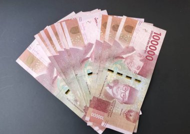 Kırmızı rupiah banknotu izole edildi