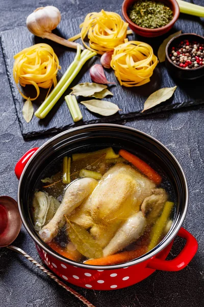 Ayam Buiion Dimasak Seluruh Ayam Seledri Bawang Bombay Dan Wortel — Stok Foto