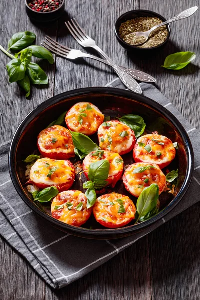Печені Помідори Mozzarella Cheddar Parmesan Cheesy Oven Roasted Tomatoes Базилікою — стокове фото