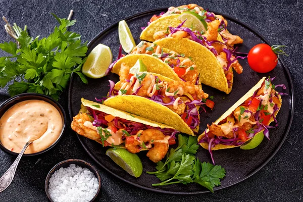 Bang Bang Shrimp Tacos Mit Lila Kohl Tomaten Petersilie Limette — Stockfoto