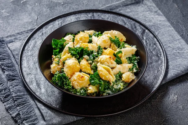 Portion Cheesy Baked Shell Pasta Green Leafy Kale Topped Crispy — Stock Photo, Image