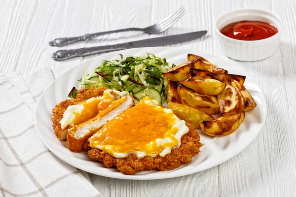 Chicken Parmo Hähnchenbrustschnitzel Frittiert Semmelbröseln Garniert Mit Bechamelsauce Und Geschmolzenem — Stockfoto