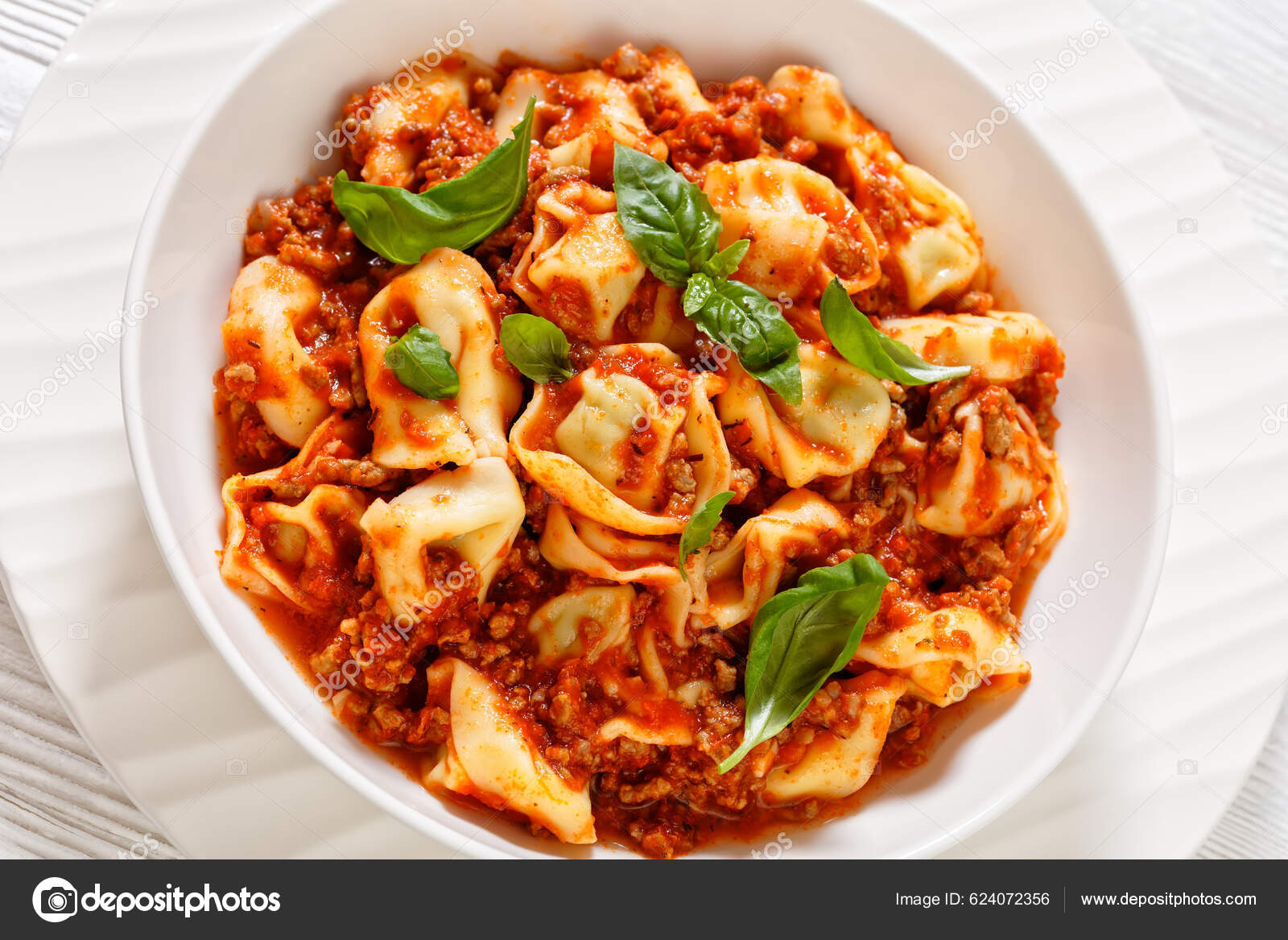 Close Tortellini Ground Beef Tomato Sauce White Bowl White Wood Stock
