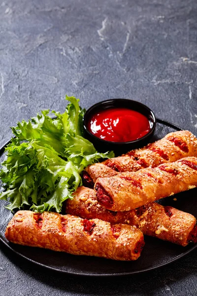 Chorizo Semi Uscate Rulouri Patiserie Puf Roșii Placă Neagră Ketchup — Fotografie, imagine de stoc