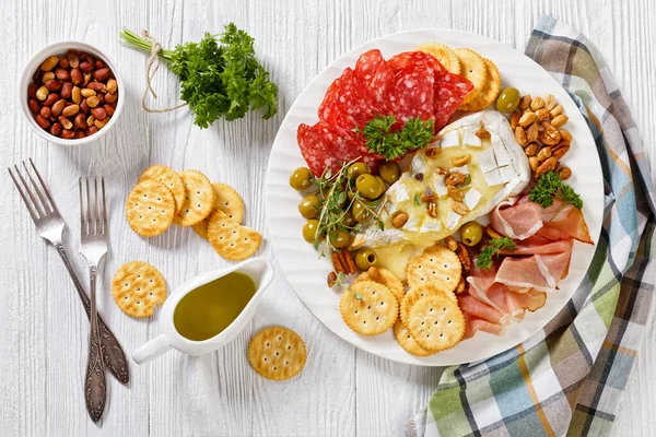 크래커와 맛있게 스페인어 살라미 소시지 올리브 위에서 바라보는 — 스톡 사진