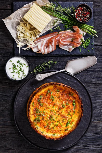 Hash Brown Crust Bacon Cheddar Quiche Black Plate Chives Sliced — Stock Photo, Image