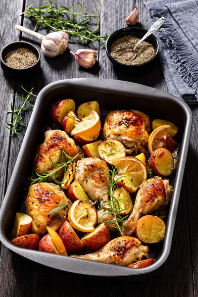 Frango Alho Limão Com Batatas Assadas Temperos Ervas Panela Mesa — Fotografia de Stock