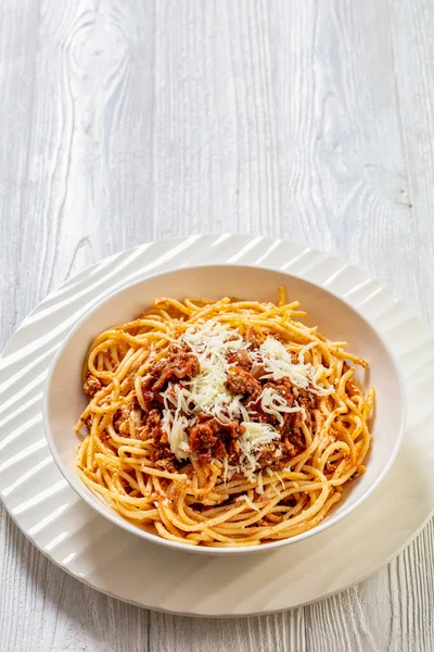 Spaghetti Ragu Alla Bolognese Päällä Silputtu Juusto Valkoisessa Kulhossa Valkoinen — kuvapankkivalokuva