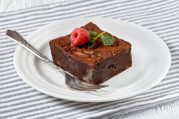 Čokoládový Brownie Čerstvými Malinami Mátou Bílém Talíři Dezertní Vidličkou Horizontální — Stock fotografie