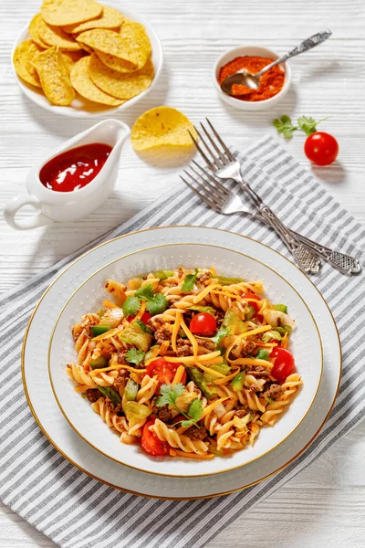 Nacho Pasta Salade Met Gemalen Rundvlees Tomaten Groene Paprika Ijsbergsla — Stockfoto