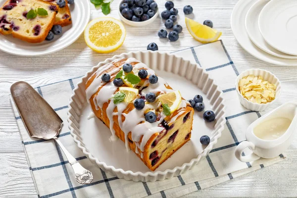 Λεμόνι Ψωμί Blueberry Λεμόνι Glaze Στο Πιάτο Λευκό Ξύλινο Τραπέζι — Φωτογραφία Αρχείου