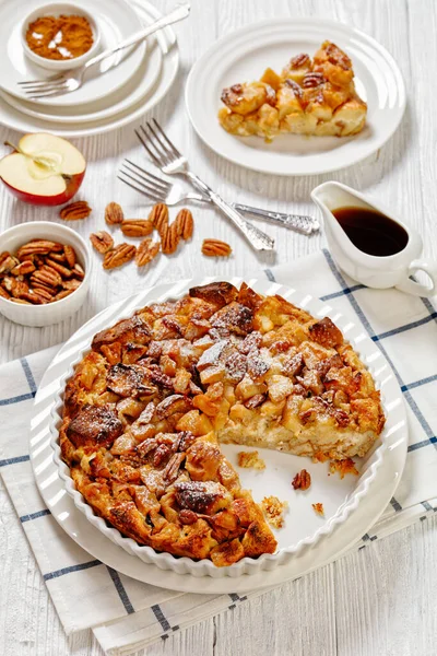 Cynamon Jabłko Francuski Toast Piec Zwieńczony Syropem Klonowym Tosty Pekan — Zdjęcie stockowe