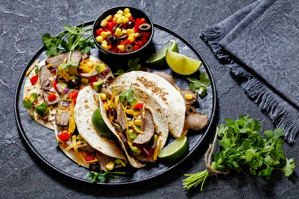 Tacos Filete Parrilla Con Aceitunas Tomates Cebolla Roja Aguacate Maíz —  Fotos de Stock