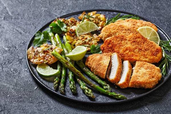 Fried Breaded Chicken Breasts Roast Asparagus Smashed Potatoes Lime Black — Stock Photo, Image