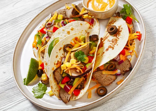 Gegrillte Steak Tacos Mit Oliven Tomaten Roten Zwiebeln Avocado Koriander — Stockfoto