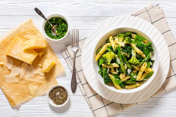 Kuşkonmazlı Makarna Bezelye Brokoli Lahanayı Beyaz Ahşap Masada Yukarıdan Yatay — Stok fotoğraf