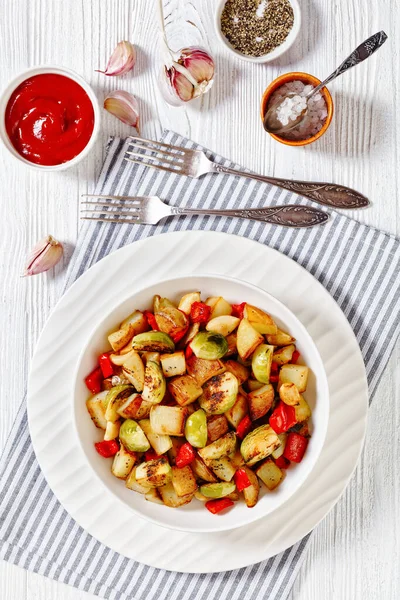 Pan Browned Potatoes Bell Red Pepper Whole Garlic Cloves White — Stock Photo, Image