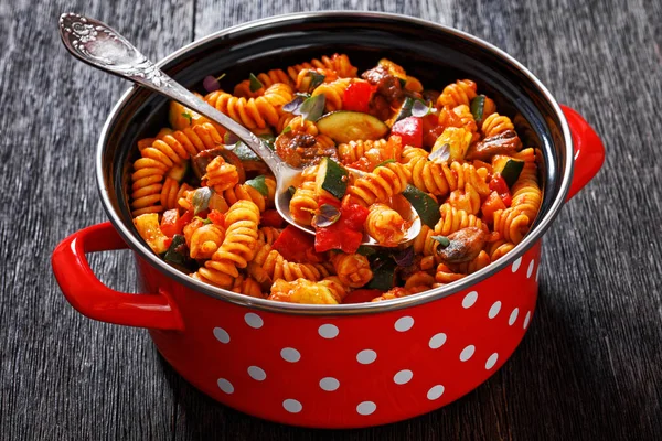 One Pot Veggie Pasta Rotini Zucchini Capsicum Mushrooms Smothered Garlic — Stock Photo, Image
