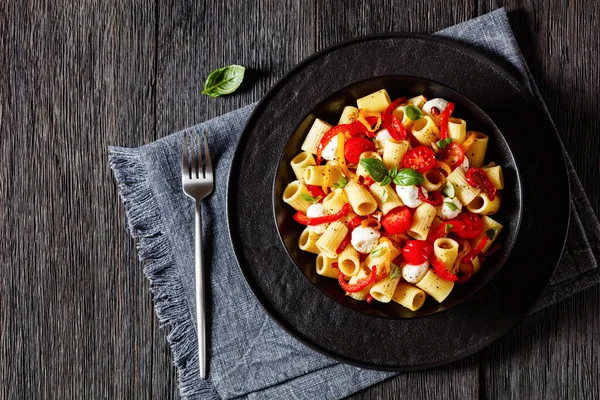 Salade Pâtes Mozzarella Aux Tomates Poivrées Rôties Dans Bol Noir — Photo