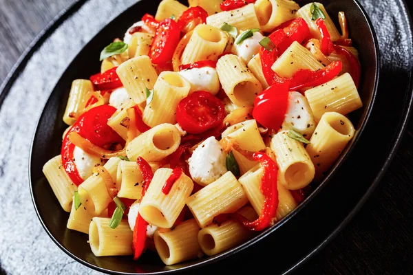 Roasted Pepper Tomato Mozzarella Pasta Salad Black Bowl Close — Stock Photo, Image
