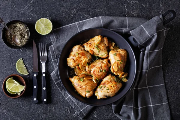 Garlic Rosemary Thyme Herbed Fried Chicken Thighs Skillet Concrete Table — Stock Photo, Image