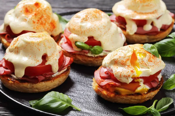 Gros Plan Eggs Benedict Avec Muffin Anglais Fromage Pâte Molle — Photo