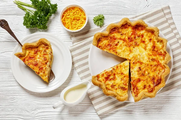 Flauschige Frühstücksquiche Mit Käse Speck Füllung Auf Weißem Teller Auf — Stockfoto