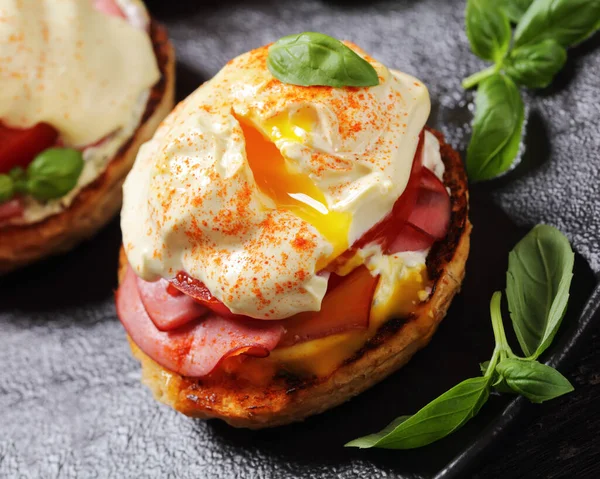 Close Egg Benedict English Muffin Soft Cheese Ham Tomato Basil — Stock Photo, Image