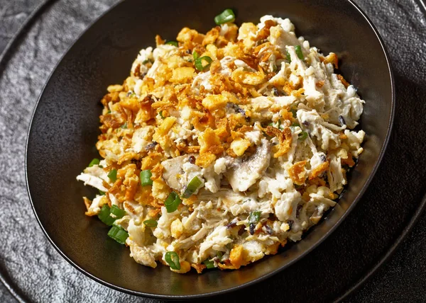 Close Van Chicken Rice Casserole Iberville Gegarneerd Met Gefrituurde Crackers — Stockfoto