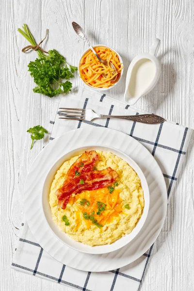 Cheddar Cheese Grits Casserole Fried Bacon Slices White Bowl White — Stock Photo, Image