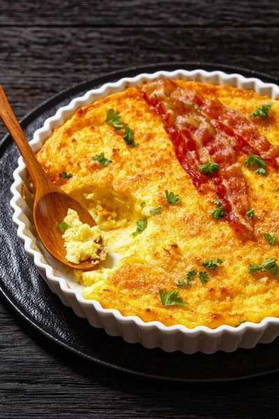 Cheddar Cheese Grits Casserole Bacon Slices Baking Dish Spoon Dark — Stock Photo, Image