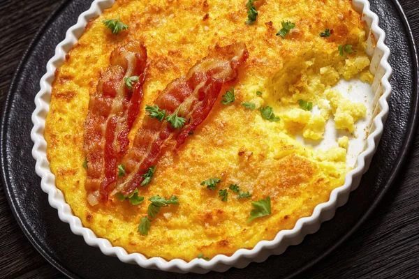 Close Cheddar Cheese Grits Casserole Bacon Slices Baking Dish — Stock Photo, Image